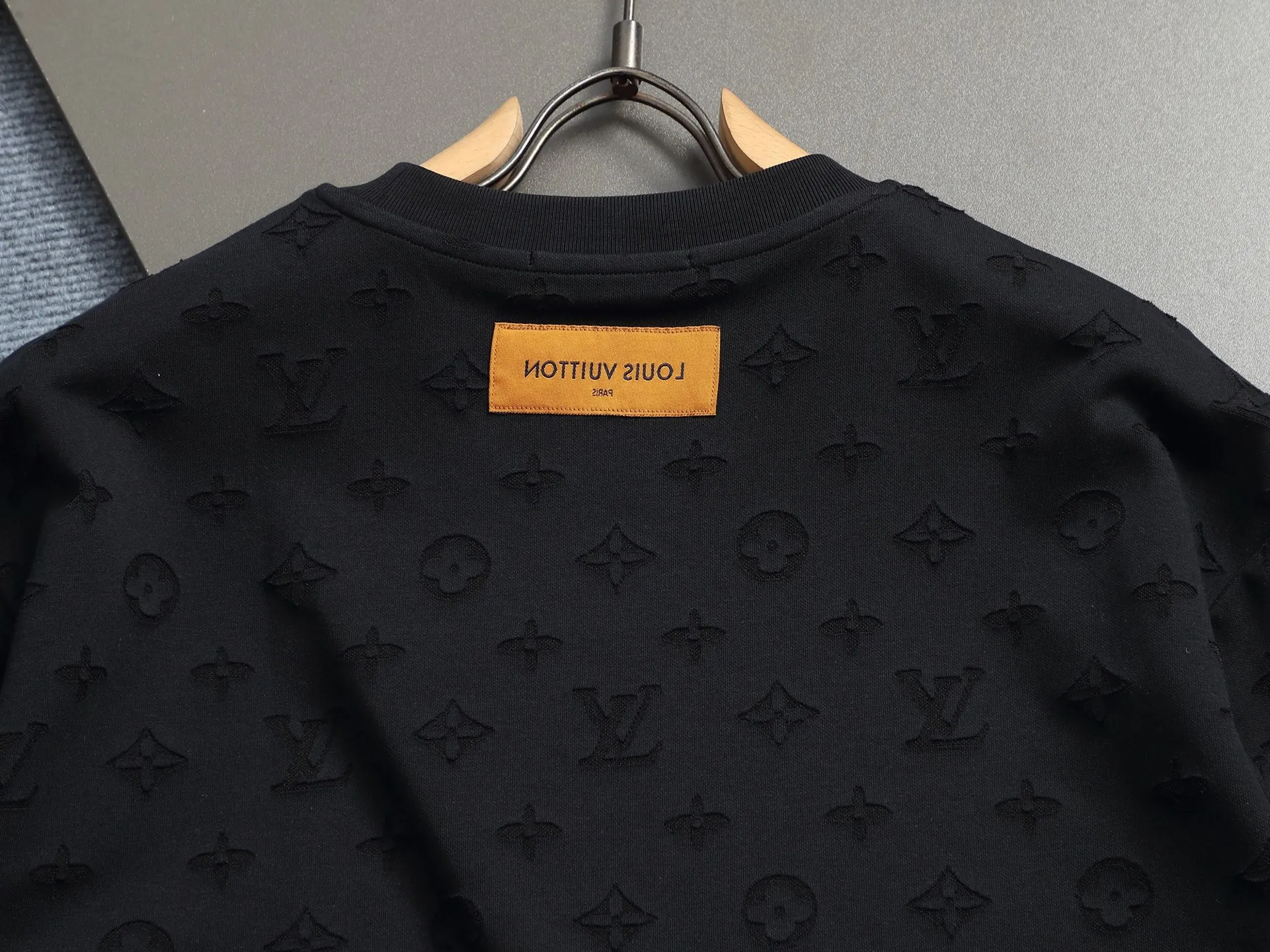 🅿️220 Louis Vuitton/Louis Vuitton Sweater jacquard towel embroidery The large logo is exquisitely upgraded, inspired by the retro embroidery of the 1980s. The original fabric is the same as the official short-sleeved T-shirt. The fabric is dyed in the same vat. It feels very comfortable. The latest brick cabinet synchronization for spring and summer. Fashionable and personalized. Super versatile and good-looking. It is very suitable for both men and women. A must-have for everyone. Hang tag. Collar label. Washed wheat. Complete with three labels. Color: black white. Size: S M L XL